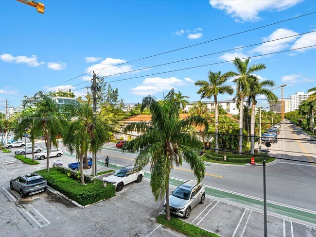 Building Photo - 9800 W Bay Harbor Dr