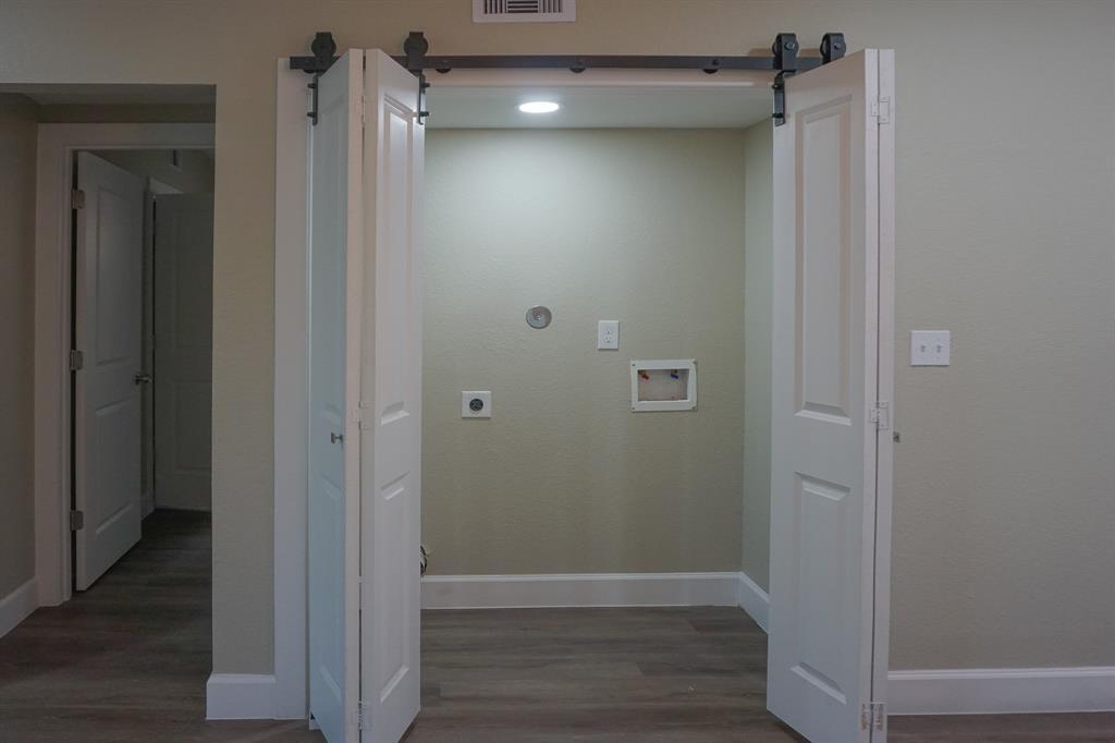 Full size Washer/Dryer connections gas or electric - 3703 Market St
