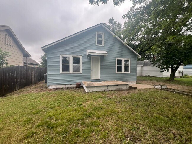 Building Photo - 614 S Gordon Ave