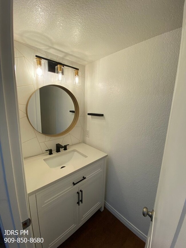 Building Photo - Monrovia 2 Bedroom Townhouse
