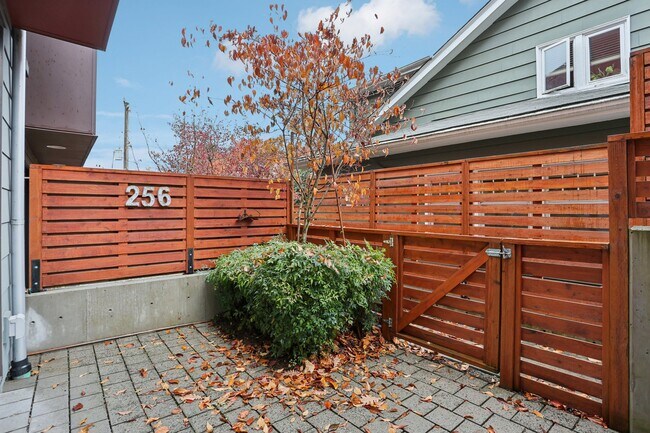 Building Photo - 256 E Roanoke St