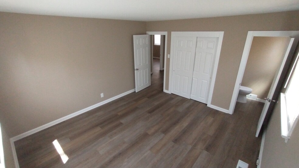 Building Photo - 1025 Oakwood Rd