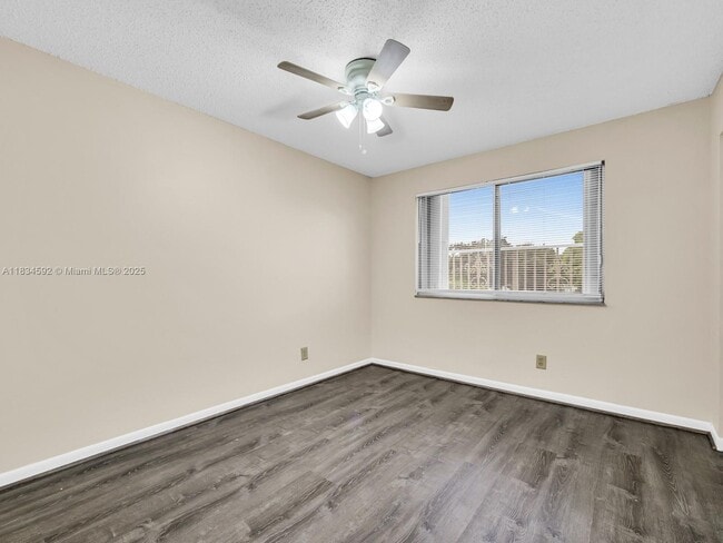 Building Photo - 2957 Oak Park Cir