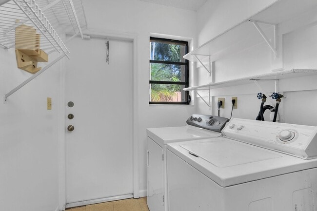 Building Photo - Beautiful home in quiet neighborhood