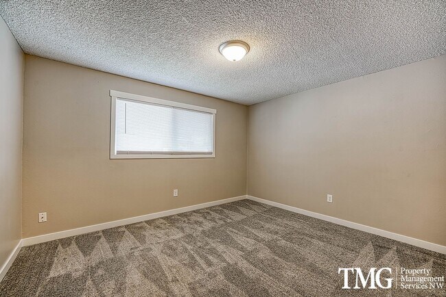 Building Photo - Bright Upper-Level 2 BD with Covered Deck