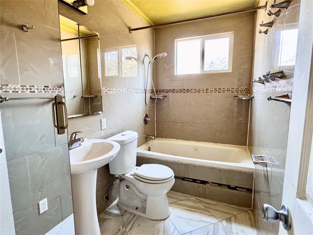 Building Photo - 520 Iris Dr