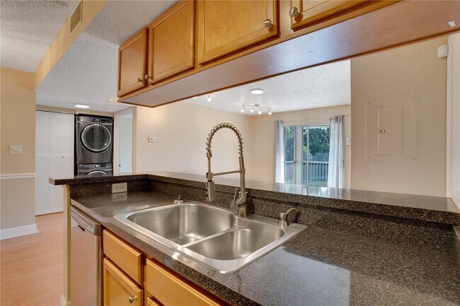 Building Photo - 806 Lake Haven Square