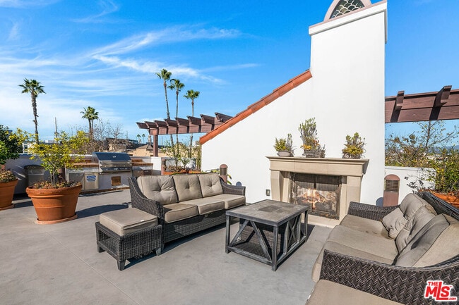 Building Photo - 10648 Woodbridge St