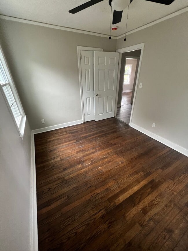 Building Photo - Two bedroom one bath