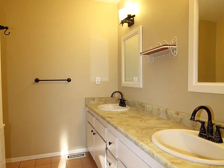 Building Photo - 4053 S Olathe Ct