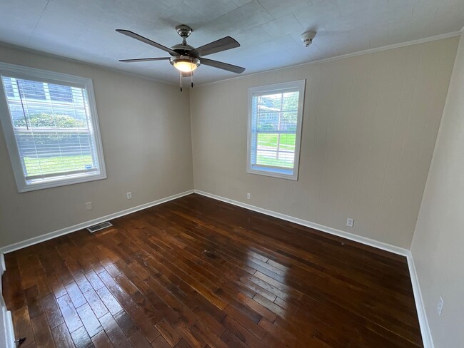 Building Photo - Adorable 3/1 in Marianna w/ Lawn Maintenance & Pest Control Included