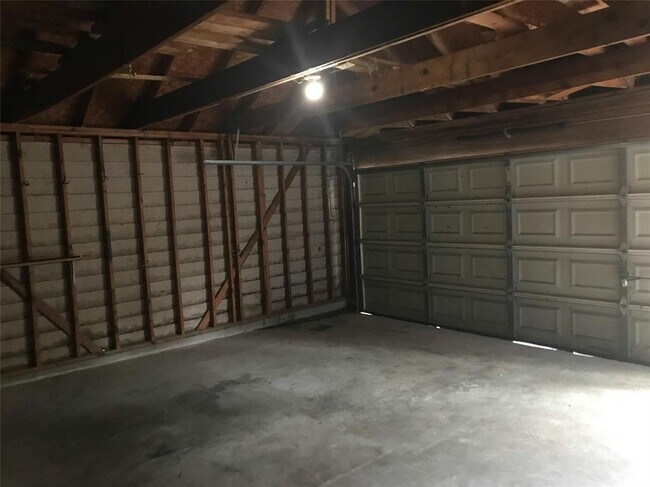 Building Photo - 6403 Garden Canyon Dr