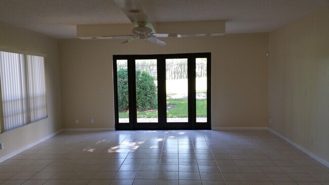 Building Photo - 830 Greensward Ct