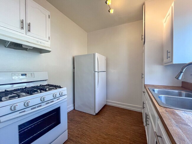 Interior Photo - 3956 W 27th St