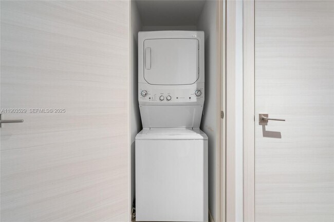 Building Photo - 801 S Miami Ave