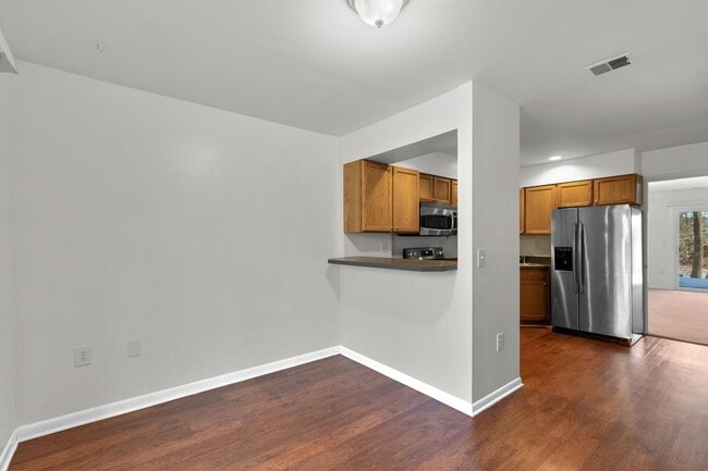 Building Photo - Updated 1800+ sq/ft 3 bdrm 2.5 bath end unit townhome