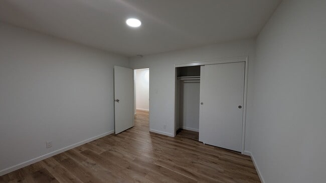 Building Photo - Modern Top Floor Condo, Newly Remodeled -U...