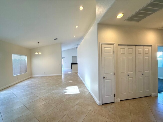 Building Photo - 3 Bedroom Home off of S Eastern and Sunrid...