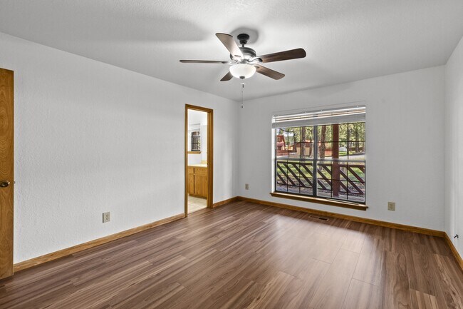 Building Photo - 103 E Miller Ct