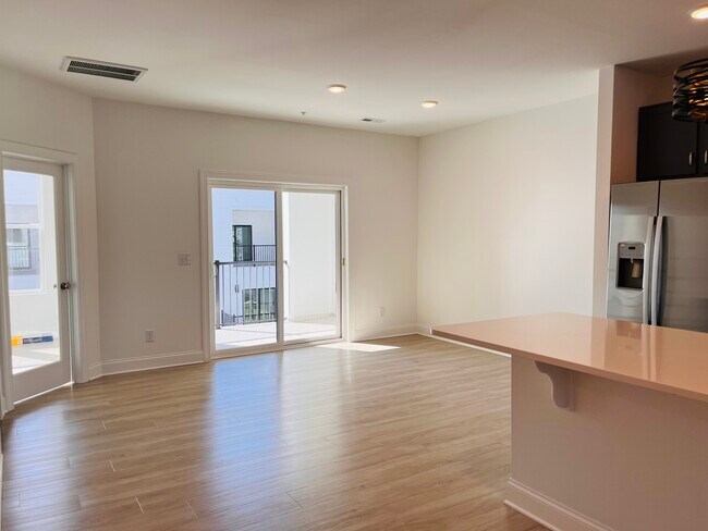 Building Photo - 1204 S Person St