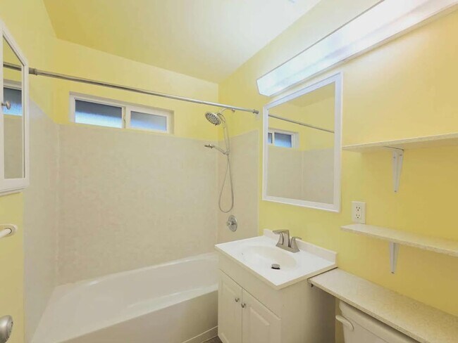 Building Photo - 1261/1263 Montana St. Duplex