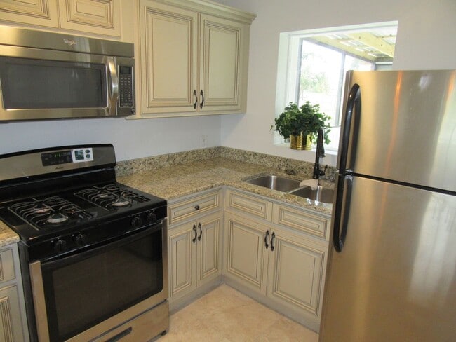 Building Photo - 409 S Palo Alto Ave