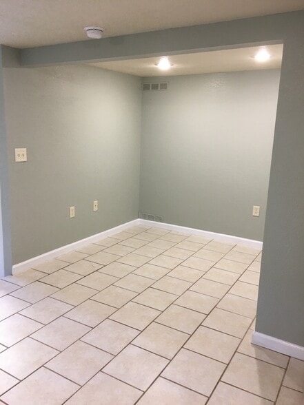 Building Photo - 725 E 5th St