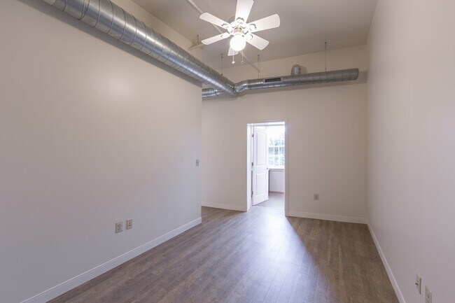 Building Photo - 876 W Lancaster Ave
