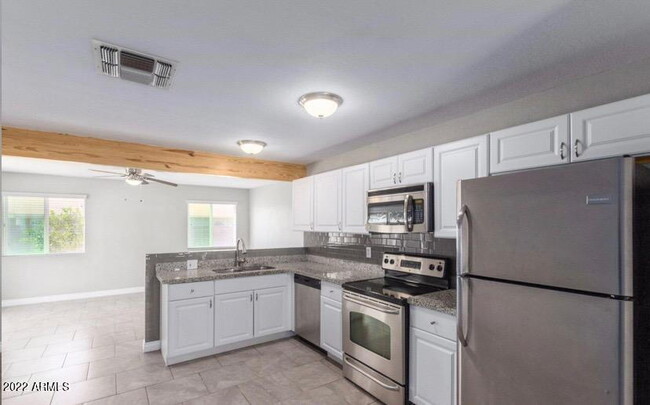 Building Photo - Renovated Glendale Beauty