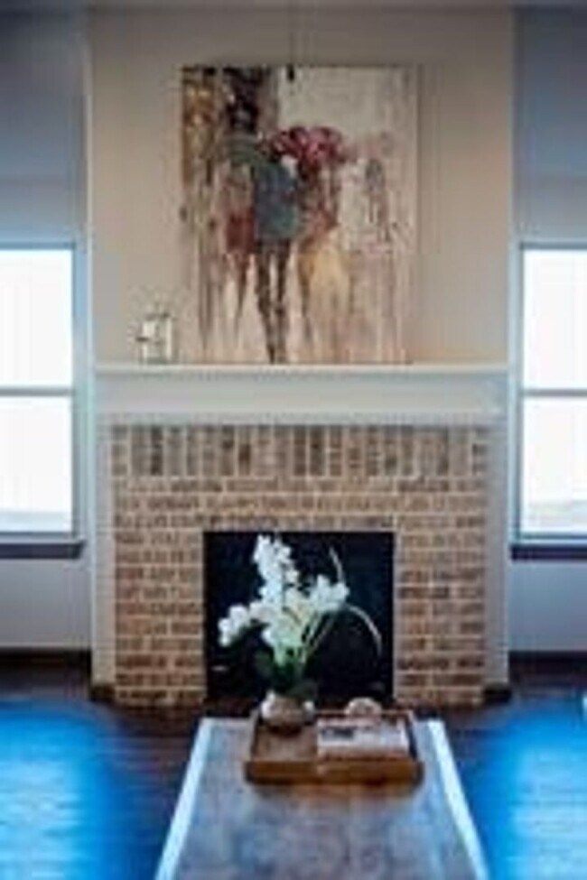 Building Photo - 3 Bed | 2 Bath | 2 Car Garage - Bungalow S...