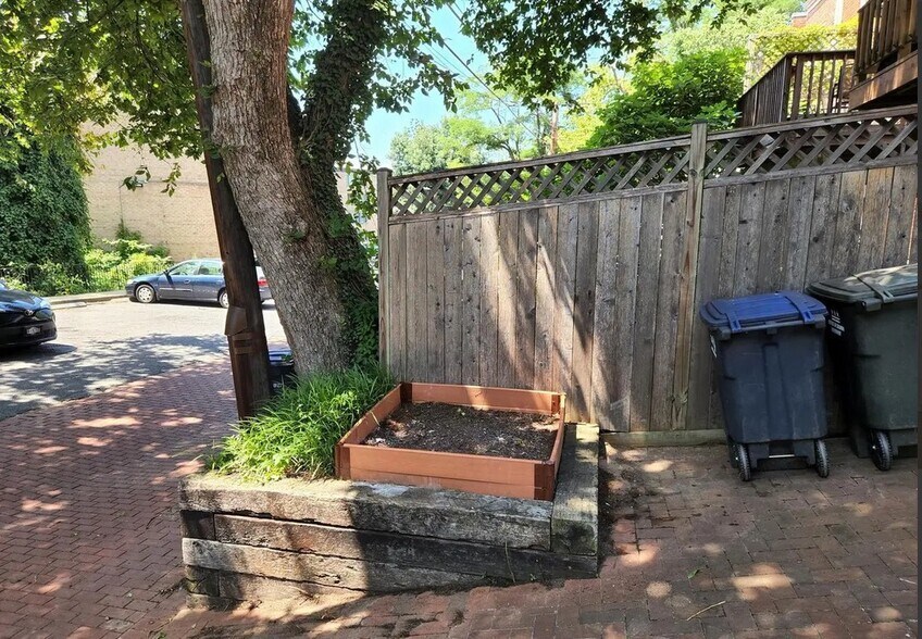 Building Photo - 1770 Hobart St NW