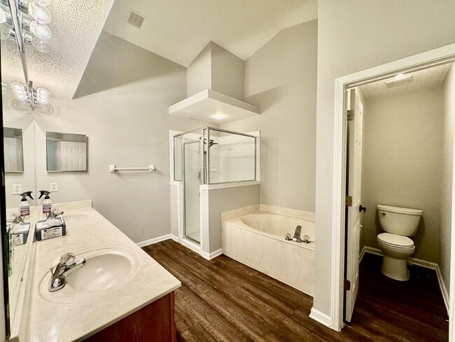 Building Photo - Spacious 4/2 Available for Rent.