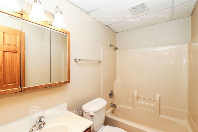 Building Photo - 833 N Elmwood Dr