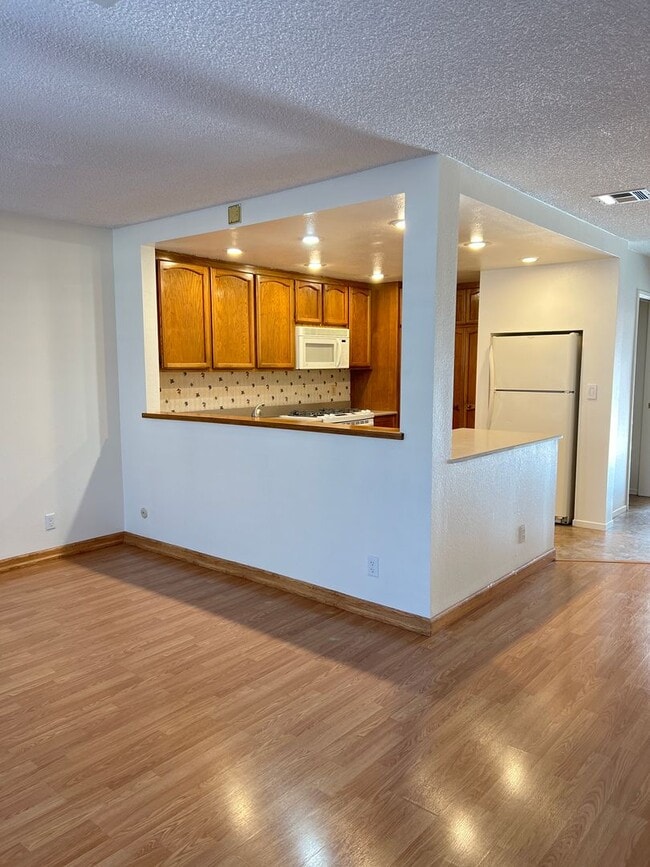Building Photo - Spacious Two Bedroom Townhouse in Torrance...
