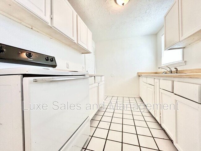 Building Photo - 1700 Karen Dr