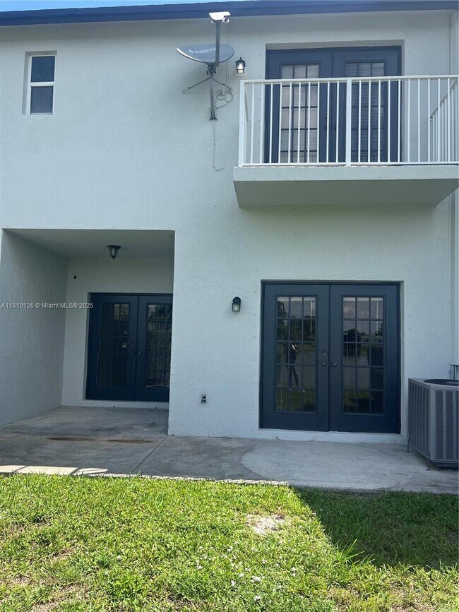 Building Photo - 1647 Hawthorne Pl