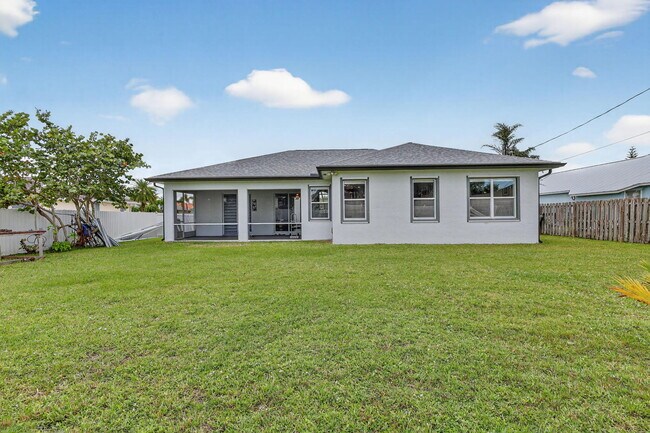 Building Photo - 1971 SW Breezeway St