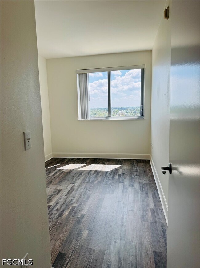 Building Photo - 3000 Oasis Grand Blvd