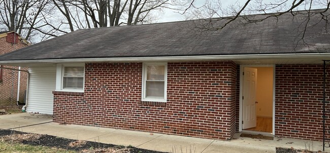Building Photo - 3 Bedroom 3 Bath House Rental with Basemen...