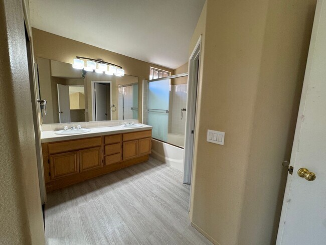 Building Photo - Rent a Beautiful Home Backing the Golf Cou...