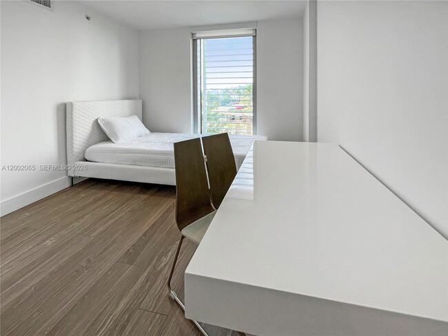 Building Photo - 1025 92nd St