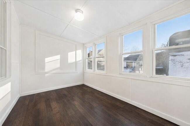 Building Photo - 2144 W Montrose Ave