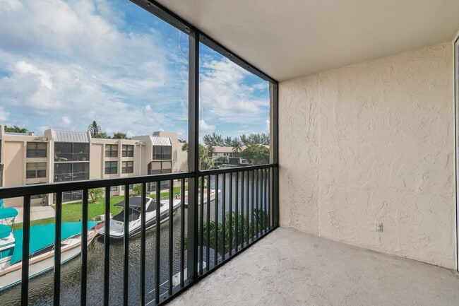 Building Photo - 6 Royal Palm Way