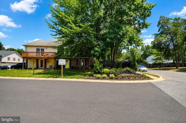 Building Photo - 5135B Shawe Pl