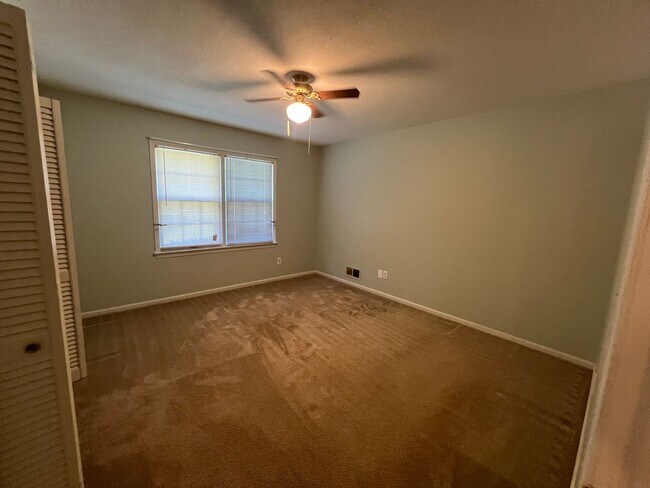 Building Photo - 3 bedroom 2 bathroom single level home in ...