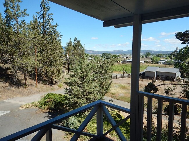 Building Photo - Large Home with Views - Water/Sewer/Garbag...