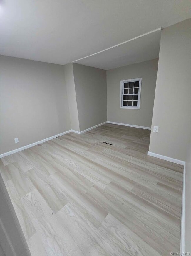 Building Photo - 991 N Quaker Ln