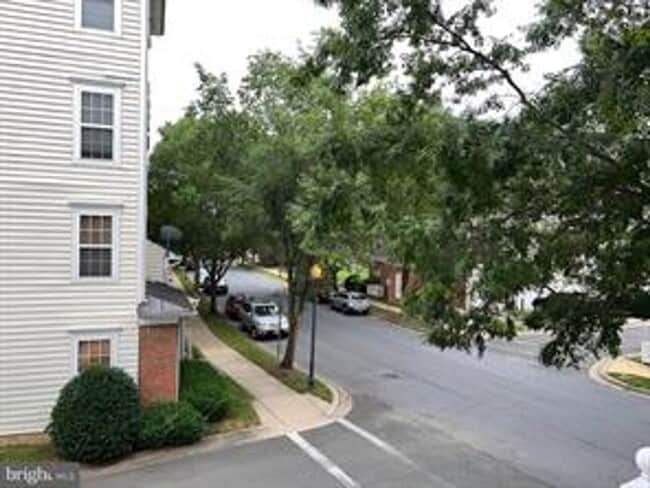 Building Photo - 2 LEVEL CONDO WITH 1 CAR GARAGE, DEN/LOFT ON THE BEDROOM LEVEL, VERY OPEN FLOOR