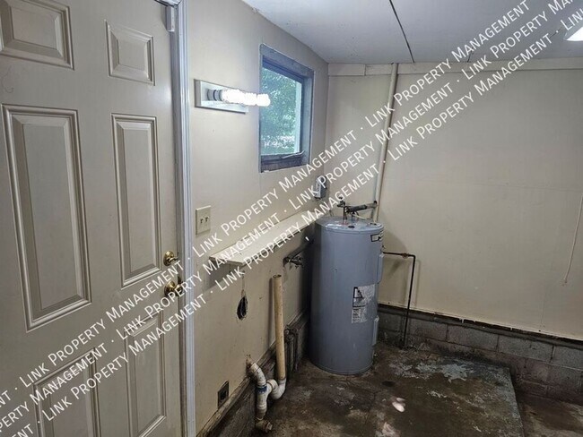 Building Photo - Don't Miss this Charming 2 bedroom with Ga...