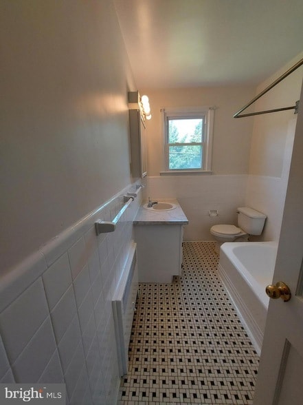 Building Photo - 3209 Leslie Ave